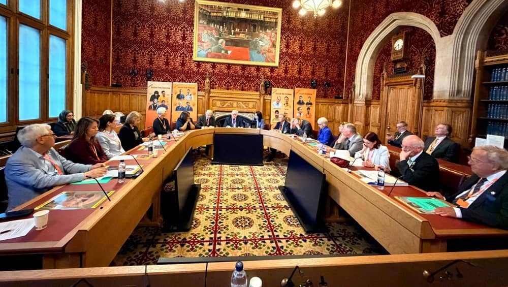 Parlamenti Britanik organizoi konferencën “Irani: Drejt Paqes dhe Lirisë” më 28 prill 2026. Pjesëmarrësit mbështetën NCRI-në dhe Planin me 10 Pika, hodhën poshtë monarkinë Pahlavi dhe kërkuan ndalimin e IRGC-së për të ndihmuar tranzicionin demokratik në Iran.