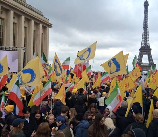 Protesta iraniane në Paris dhe Stokholm dënojnë ekzekutimet, theksojnë unitetin në rritje Mijëra iranianë dhe mbështetës të opozitës u mblodhën më 11 prill 2026 në Paris dhe Stokholm për të dënuar valën e re të ekzekutimeve në Iran. Maryam Rajavi theksoi rezistencën e popullit iranian dhe thirrjen për një Republikë Demokratike. Lexoni më shumë për unitetin transnacional të diasporës iraniane.