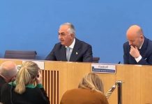 Konferenca e Shtypit e Reza Pahlavit në Berlin Zbuloi Fytyrën e Vërtetë të Tij Konferenca për shtyp e Reza Pahlavit në Berlin ngriti pyetje mbi kredibilitetin e tij demokratik, lidhjet me monarkinë iraniane dhe ndikimin e tij në lëvizjen opozitare në Iran.
