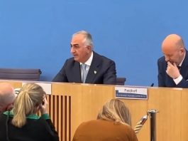 Konferenca e Shtypit e Reza Pahlavit në Berlin Zbuloi Fytyrën e Vërtetë të Tij Konferenca për shtyp e Reza Pahlavit në Berlin ngriti pyetje mbi kredibilitetin e tij demokratik, lidhjet me monarkinë iraniane dhe ndikimin e tij në lëvizjen opozitare në Iran.