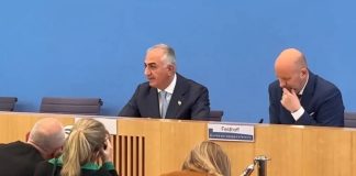 Konferenca për shtyp e Reza Pahlavit në Berlin ngriti pyetje mbi kredibilitetin e tij demokratik, lidhjet me monarkinë iraniane dhe ndikimin e tij në lëvizjen opozitare në Iran.