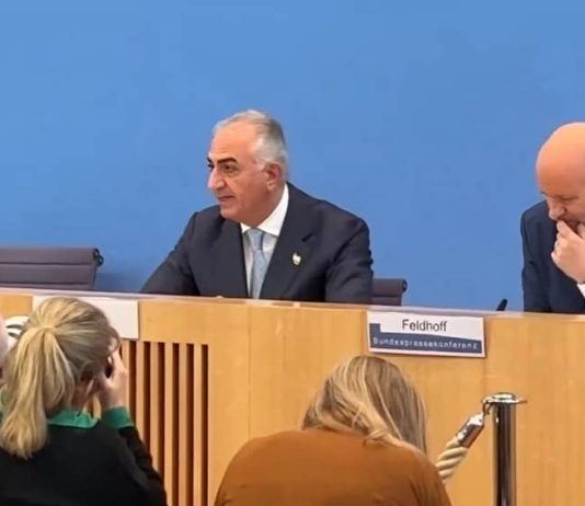 Konferenca e Shtypit e Reza Pahlavit në Berlin Zbuloi Fytyrën e Vërtetë të Tij Konferenca për shtyp e Reza Pahlavit në Berlin ngriti pyetje mbi kredibilitetin e tij demokratik, lidhjet me monarkinë iraniane dhe ndikimin e tij në lëvizjen opozitare në Iran.