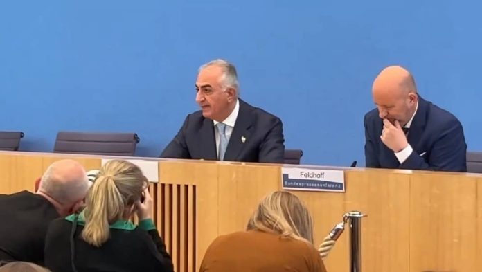 reza-pahlavi-konferenca-berlin-kredibiliteti-demokratik Konferenca për shtyp e Reza Pahlavit në Berlin ngriti pyetje mbi kredibilitetin e tij demokratik, lidhjet me monarkinë iraniane dhe ndikimin e tij në lëvizjen opozitare në Iran.