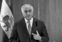 Reza Pahlavi Lavdëron Trashëgiminë e Represionit, Korrupsionit dhe Despotizmit Reza Pahlavi, djali i dëbuar i Shahut të fundit të Iranit, vizitoi Stokholmin në prill 2026 dhe shprehu krenari për veprimet e babait dhe gjyshit të tij. Artikulli analizON si deklaratat e tij minojnë imazhin demokratik dhe mbrojnë regjimin autoritar Pahlavi. Lexoni analizën e plotë.