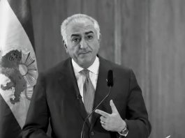 Reza Pahlavi Lavdëron Trashëgiminë e Represionit, Korrupsionit dhe Despotizmit Reza Pahlavi, djali i dëbuar i Shahut të fundit të Iranit, vizitoi Stokholmin në prill 2026 dhe shprehu krenari për veprimet e babait dhe gjyshit të tij. Artikulli analizON si deklaratat e tij minojnë imazhin demokratik dhe mbrojnë regjimin autoritar Pahlavi. Lexoni analizën e plotë.