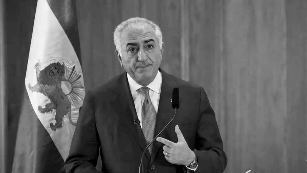 Reza Pahlavi, djali i dëbuar i Shahut të fundit të Iranit, vizitoi Stokholmin në prill 2026 dhe shprehu krenari për veprimet e babait dhe gjyshit të tij. Artikulli analizON si deklaratat e tij minojnë imazhin demokratik dhe mbrojnë regjimin autoritar Pahlavi. Lexoni analizën e plotë.