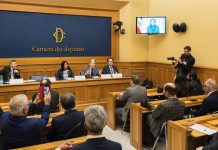 Konferenca në Parlamentin Italian Dënon Ekzekutimet Iraniase dhe Mbështet NCRI-në Konferenca në Parlamentin Italian me Maryam Rajavi dënon ekzekutimet e regjimit iranian dhe mbështet KNR-I-në si alternativën demokratike. Ligjvënës italianë kritikojnë politikën e qetësimit të Perëndimit dhe kërkojnë njohjen e rezistencës iraniane.