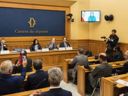 Konferenca në Parlamentin Italian Dënon Ekzekutimet Iraniase dhe Mbështet NCRI-në Konferenca në Parlamentin Italian me Maryam Rajavi dënon ekzekutimet e regjimit iranian dhe mbështet KNR-I-në si alternativën demokratike. Ligjvënës italianë kritikojnë politikën e qetësimit të Perëndimit dhe kërkojnë njohjen e rezistencës iraniane.
