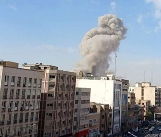Ndërsa ekzekutimet shtohen në Iran, zyrtarët lidhin hapur mbijetesën e regjimit me konfliktin e jashtëm. Një doktrinë e vjetër ringjallet: lufta e jashtme si mjet kontrolli të brendshëm. Analizë e plotë mbi strategjinë e Teheranit.