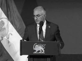 Reza Pahlavi, djali i mërguar i Shahut të fundit të Iranit, është shndërruar në një figurë qendrore të opozitës iraniane jashtë vendit falë një rrjeti të koordinuar aktivistësh, lobistësh dhe mediash. Artikulli heton ngritjen e tij, financimet dhe lidhjet me qarqe pro-izraelite e të djathta europiane.