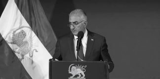 Reza Pahlavi, djali i mërguar i Shahut të fundit të Iranit, është shndërruar në një figurë qendrore të opozitës iraniane jashtë vendit falë një rrjeti të koordinuar aktivistësh, lobistësh dhe mediash. Artikulli heton ngritjen e tij, financimet dhe lidhjet me qarqe pro-izraelite e të djathta europiane.