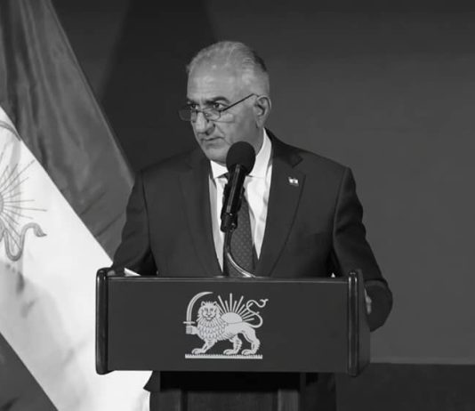Reza Pahlavi: Krijimi i një Mbreti Reza Pahlavi, djali i mërguar i Shahut të fundit të Iranit, është shndërruar në një figurë qendrore të opozitës iraniane jashtë vendit falë një rrjeti të koordinuar aktivistësh, lobistësh dhe mediash. Artikulli heton ngritjen e tij, financimet dhe lidhjet me qarqe pro-izraelite e të djathta europiane.