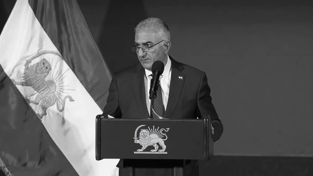 Reza Pahlavi, djali i mërguar i Shahut të fundit të Iranit, është shndërruar në një figurë qendrore të opozitës iraniane jashtë vendit falë një rrjeti të koordinuar aktivistësh, lobistësh dhe mediash. Artikulli heton ngritjen e tij, financimet dhe lidhjet me qarqe pro-izraelite e të djathta europiane.
