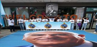 Simbolet e SAVAK-ut, policisë sekrete të Shahut, u shfaqën në një tubim monarkist në Gjermani, duke ringjallur debate të ashpra për demokracinë dhe të kaluarën autoritare të lëvizjes së Reza Pahlavit. Lexoni analizën e plotë.
