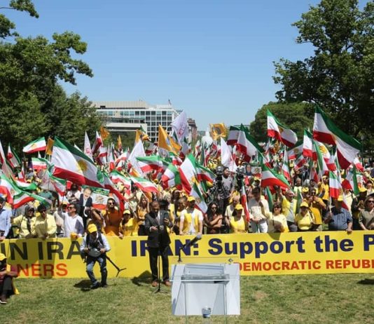 Tubim Masiv në Uashington Sinjalizon Krizën e Thellë të Regjimit Iranian Më 16 maj 2026, mijëra iranianë-amerikanë dhe figura të shquara politike amerikane u mblodhën në Uashington për Tubimin për Iranin e Lirë. Folësit mbështetën planin me dhjetë pika të Maryam Rajavi si rrugë për një Republikë demokratike, laike dhe pluraliste në Iran, duke dënuar krizën e thellë të regjimit klerikal.