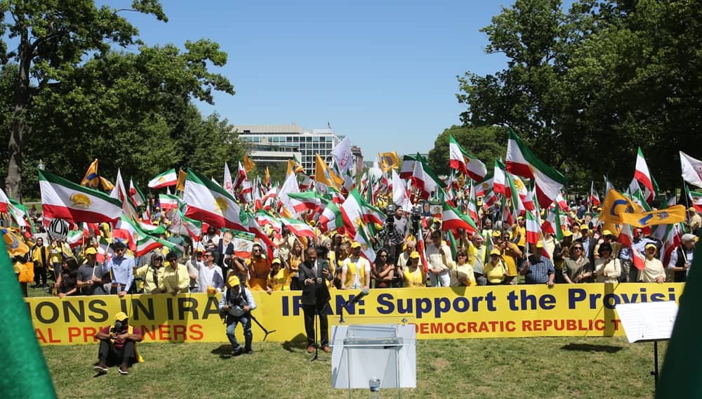 Më 16 maj 2026, mijëra iranianë-amerikanë dhe figura të shquara politike amerikane u mblodhën në Uashington për Tubimin për Iranin e Lirë. Folësit mbështetën planin me dhjetë pika të Maryam Rajavi si rrugë për një Republikë demokratike, laike dhe pluraliste në Iran, duke dënuar krizën e thellë të regjimit klerikal.