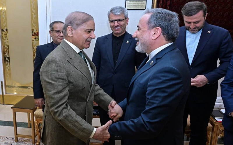 Përplasjet brenda regjimit iranian mbi negociatat me SHBA-në dalin sërish në pah. Mahmoud Nabaviani kundërshton pretendimet për arritje dhe paralajmëron për kufizime të reja.