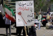 Përplasjet e Fraksioneve të Regjimit në Teheran Arrijnë Kulmin mes Tensioneve Ekonomike dhe Negociatave me SHBA-në Negociatat mes Iranit dhe SHBA-së kanë nxjerrë në pah përçarje të thella brenda regjimit iranian, duke intensifikuar konfliktet politike, ideologjike dhe betejën për pushtet.