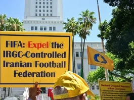 Protestuesit kërkojnë përjashtimin e Iranit nga Kupa e Botës 2026 Iraniano-amerikanët protestojnë në Los Anxhelos dhe i kërkojnë FIFA-s të përjashtojë Iranin nga Kupa e Botës 2026, duke akuzuar regjimin për përdorimin e futbollit për propagandë dhe fshehjen e shkeljeve të të drejtave të njeriut.