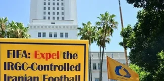 Iraniano-amerikanët protestojnë në Los Anxhelos dhe i kërkojnë FIFA-s të përjashtojë Iranin nga Kupa e Botës 2026, duke akuzuar regjimin për përdorimin e futbollit për propagandë dhe fshehjen e shkeljeve të të drejtave të njeriut.