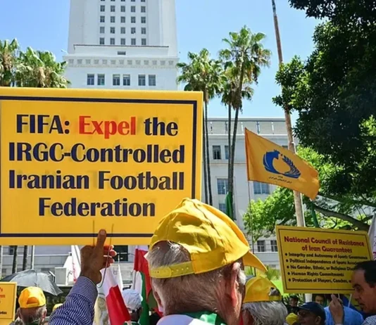 Protestuesit kërkojnë përjashtimin e Iranit nga Kupa e Botës 2026 Iraniano-amerikanët protestojnë në Los Anxhelos dhe i kërkojnë FIFA-s të përjashtojë Iranin nga Kupa e Botës 2026, duke akuzuar regjimin për përdorimin e futbollit për propagandë dhe fshehjen e shkeljeve të të drejtave të njeriut.
