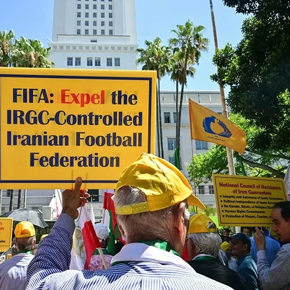 Iraniano-amerikanët protestojnë në Los Anxhelos dhe i kërkojnë FIFA-s të përjashtojë Iranin nga Kupa e Botës 2026, duke akuzuar regjimin për përdorimin e futbollit për propagandë dhe fshehjen e shkeljeve të të drejtave të njeriut.