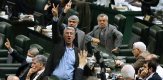 Pas vdekjes së Ali Khameneit, regjimi iranian hyri në një fazë të re rënieje. Lufta e fraksioneve, dobësia e Mojtaba Khameneit dhe roli dominues i IRGC-së tregojnë fundin e qendrës së gravitetit të sistemit. Lexoni analizën e plotë.