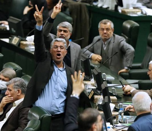 Fundi i Stabilitetit, Fillimi i Rënies Pas vdekjes së Ali Khameneit, regjimi iranian hyri në një fazë të re rënieje. Lufta e fraksioneve, dobësia e Mojtaba Khameneit dhe roli dominues i IRGC-së tregojnë fundin e qendrës së gravitetit të sistemit. Lexoni analizën e plotë.