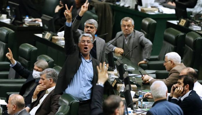 iran-majlis-parliament-tense Pas vdekjes së Ali Khameneit, regjimi iranian hyri në një fazë të re rënieje. Lufta e fraksioneve, dobësia e Mojtaba Khameneit dhe roli dominues i IRGC-së tregojnë fundin e qendrës së gravitetit të sistemit. Lexoni analizën e plotë.