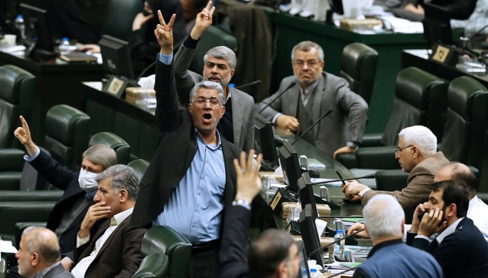 Pas vdekjes së Ali Khameneit, regjimi iranian hyri në një fazë të re rënieje. Lufta e fraksioneve, dobësia e Mojtaba Khameneit dhe roli dominues i IRGC-së tregojnë fundin e qendrës së gravitetit të sistemit. Lexoni analizën e plotë.