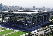 Kriza e Brendshme në Iran: Transmetuesi Shtetëror Censoron Zyrtarët e Lartë dhe Thellon Konfliktin e Brendshëm Iran po përjeton një krizë të rëndë politike ndërsa transmetuesi shtetëror IRIB censoron presidentin Pezeshkian, ministrin e Jashtëm dhe zyrtarë të tjerë. Lexoni analizën e konflikteve të brendshme në regjimin klerikal.