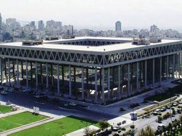 Kriza e Brendshme në Iran: Transmetuesi Shtetëror Censoron Zyrtarët e Lartë dhe Thellon Konfliktin e Brendshëm Iran po përjeton një krizë të rëndë politike ndërsa transmetuesi shtetëror IRIB censoron presidentin Pezeshkian, ministrin e Jashtëm dhe zyrtarë të tjerë. Lexoni analizën e konflikteve të brendshme në regjimin klerikal.