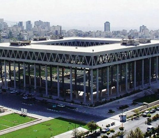 Kriza e Brendshme në Iran: Transmetuesi Shtetëror Censoron Zyrtarët e Lartë dhe Thellon Konfliktin e Brendshëm Iran po përjeton një krizë të rëndë politike ndërsa transmetuesi shtetëror IRIB censoron presidentin Pezeshkian, ministrin e Jashtëm dhe zyrtarë të tjerë. Lexoni analizën e konflikteve të brendshme në regjimin klerikal.