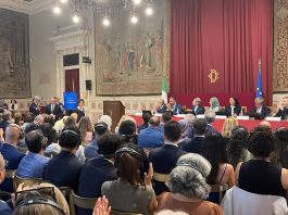 Parlamenti Italian Mikpritës i Maryam Rajavi: Ligjvënësit kërkojnë Republikë Demokratike dhe Fund të Politikës së Pajtimeve ndaj Iranit Konferenca historike në Parlamentin Italian me Maryam Rajavi, Presidente e zgjedhur e Këshillit Kombëtar të Rezistencës së Iranit. Ligjvënës italianë dhe personalitete ndërkombëtare kërkojnë mbështetje për rezistencën iraniane, fund të appeasement-it dhe krijimin e një republike demokratike laike.