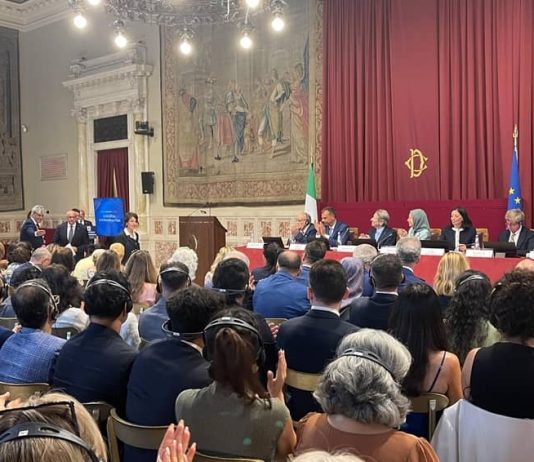 Parlamenti Italian Mikpritës i Maryam Rajavi: Ligjvënësit kërkojnë Republikë Demokratike dhe Fund të Politikës së Pajtimeve ndaj Iranit Konferenca historike në Parlamentin Italian me Maryam Rajavi, Presidente e zgjedhur e Këshillit Kombëtar të Rezistencës së Iranit. Ligjvënës italianë dhe personalitete ndërkombëtare kërkojnë mbështetje për rezistencën iraniane, fund të appeasement-it dhe krijimin e një republike demokratike laike.