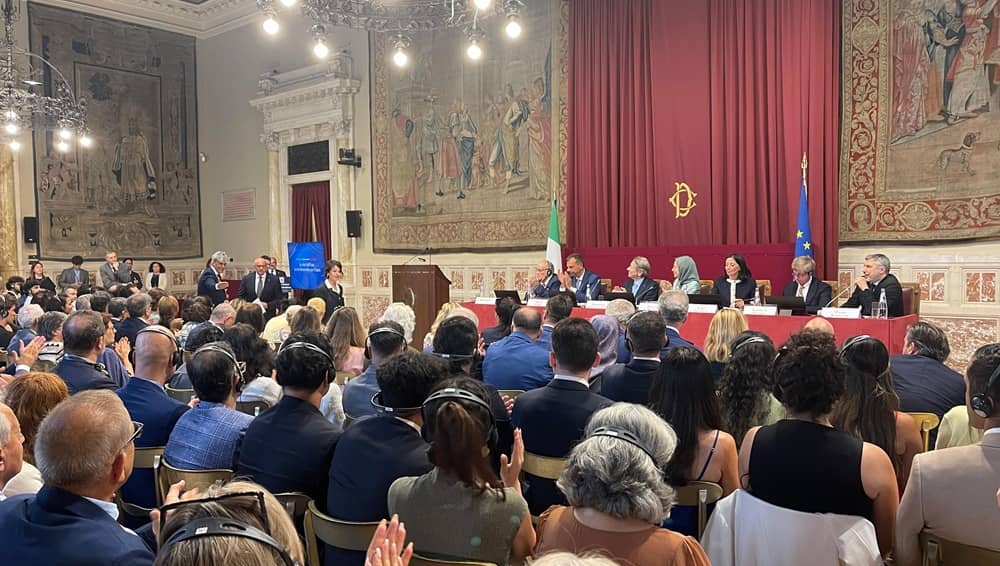 Konferenca historike në Parlamentin Italian me Maryam Rajavi, Presidente e zgjedhur e Këshillit Kombëtar të Rezistencës së Iranit. Ligjvënës italianë dhe personalitete ndërkombëtare kërkojnë mbështetje për rezistencën iraniane, fund të appeasement-it dhe krijimin e një republike demokratike laike.