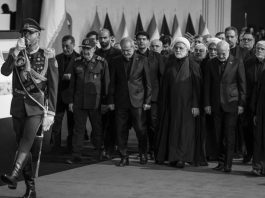 Varrimi i Khameneit Zbulon Regjim të Thyer: Luftë Fraksionale dhe Kaos në Iran Pas varrimit shtetëror të Ali Khameneit, regjimi iranian tregon plasaritje të thella fraksionale, mungesën e Mojtaba Khameneit, luftën në parlament, inflacionin 88% dhe grevat e punëtorëve. Analizë mbi krizën e brendshme të Iranit.