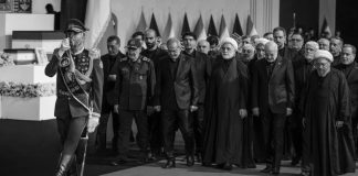Pas varrimit shtetëror të Ali Khameneit, regjimi iranian tregon plasaritje të thella fraksionale, mungesën e Mojtaba Khameneit, luftën në parlament, inflacionin 88% dhe grevat e punëtorëve. Analizë mbi krizën e brendshme të Iranit.