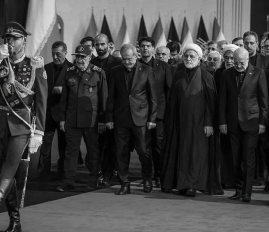 Varrimi i Khameneit Zbulon Regjim të Thyer: Luftë Fraksionale dhe Kaos në Iran Pas varrimit shtetëror të Ali Khameneit, regjimi iranian tregon plasaritje të thella fraksionale, mungesën e Mojtaba Khameneit, luftën në parlament, inflacionin 88% dhe grevat e punëtorëve. Analizë mbi krizën e brendshme të Iranit.