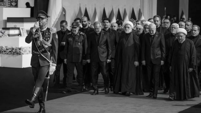 varrimi-khamenei-zbulon-regjim-te-thyer-lufte-fraksionale-iran Pas varrimit shtetëror të Ali Khameneit, regjimi iranian tregon plasaritje të thella fraksionale, mungesën e Mojtaba Khameneit, luftën në parlament, inflacionin 88% dhe grevat e punëtorëve. Analizë mbi krizën e brendshme të Iranit.