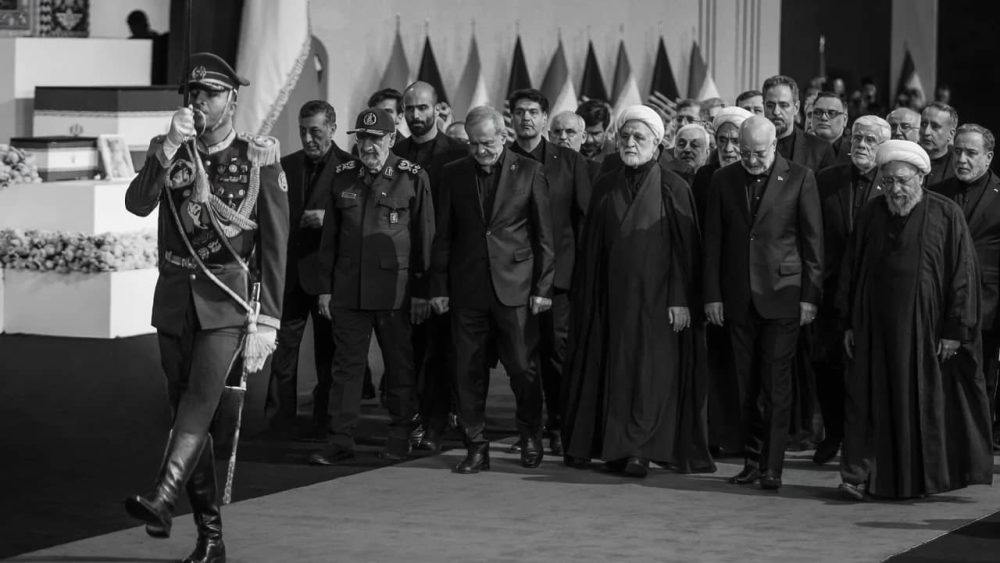 Pas varrimit shtetëror të Ali Khameneit, regjimi iranian tregon plasaritje të thella fraksionale, mungesën e Mojtaba Khameneit, luftën në parlament, inflacionin 88% dhe grevat e punëtorëve. Analizë mbi krizën e brendshme të Iranit.