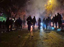 Forcat e sigurisë dhe protestuesit në Iran në sfondin e krizës dhe represionit