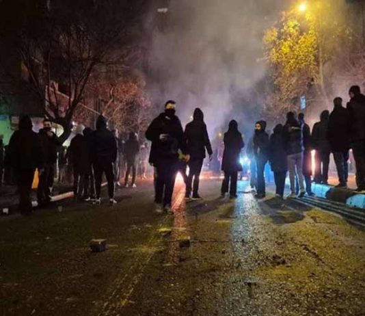 Forcat e sigurisë dhe protestuesit në Iran në sfondin e krizës dhe represionit