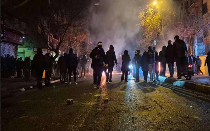 Forcat e sigurisë dhe protestuesit në Iran në sfondin e krizës dhe represionit