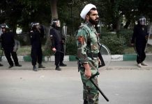 Klerik iranian i lidhur me shtetin dhe i pajisur me uniformë ushtarake gjatë shtypjes së protestave në Iran