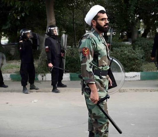 Klerik iranian i lidhur me shtetin dhe i pajisur me uniformë ushtarake gjatë shtypjes së protestave në Iran