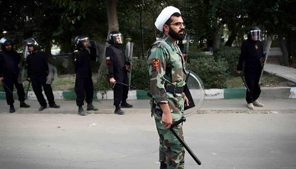 Klerik iranian i lidhur me shtetin dhe i pajisur me uniformë ushtarake gjatë shtypjes së protestave në Iran