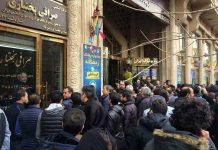 Rënia e rialit në Iran dhe protestat e pensionistëve Turma pranë një zyre këmbimi valutor në Teheran mes pasigurisë ekonomike dhe zhvlerësimit të rialit.