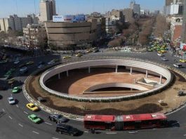 Pamje ajrore e rrethrrotullimit të frekuentuar në rrugën Vali Asr në qendër të Teheranit, Iran.