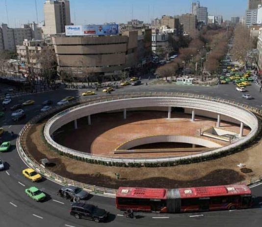 Pamje ajrore e rrethrrotullimit të frekuentuar në rrugën Vali Asr në qendër të Teheranit, Iran.